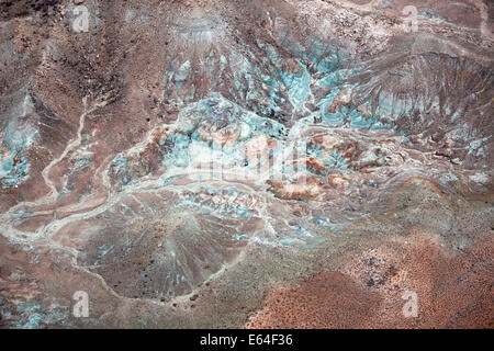 Vista aerea di una vena minerale ricca di ossido di ferro in un'area desertica vicino a Moab, Utah, USA. Foto Stock