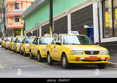 BANOS, ECUADOR - 25 febbraio 2014: i taxi in piedi su Eloy Alfaro strada vicino al supermercato in Banos, Ecuador Foto Stock