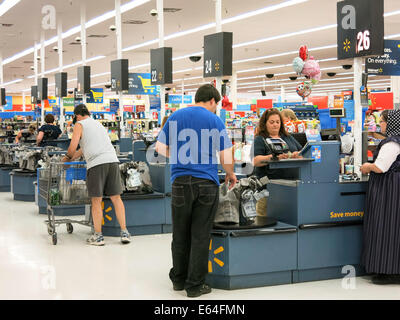 Controllare il cassiere si distingue, Walmart Discount Department Store, STATI UNITI D'AMERICA Foto Stock