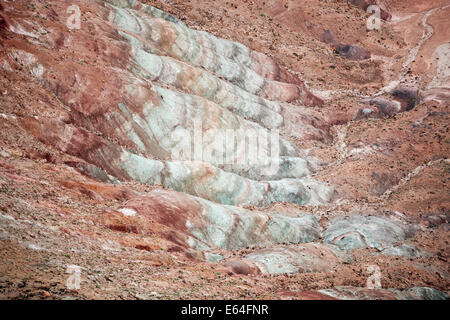 Vista aerea di una vena minerale ricca di ossido di ferro in un'area desertica vicino a Moab, Utah, USA. Foto Stock