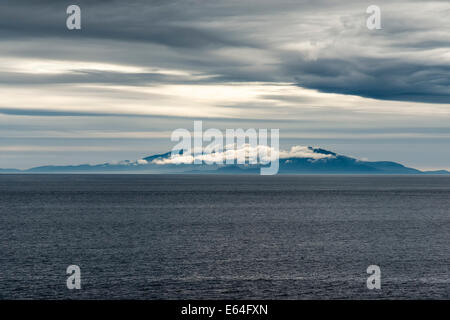 Il Hebredean Isola di Benbecula visto dall'Isola di Skye in Scozia in una nebbiosa sera Foto Stock