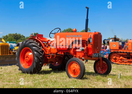 Il trattore sul display in un paese giusto mostrare Foto Stock