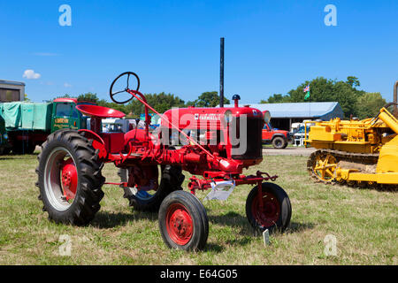 McCormick Farmall Cub trattore sul display in un paese giusto mostrare Foto Stock