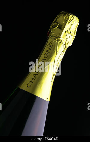 Bottiglia di champagne di close-up su sfondo nero Foto Stock
