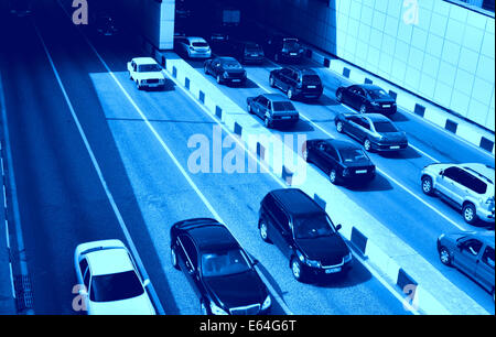 Il traffico su strada vista da sopra tonica in colore blu Foto Stock