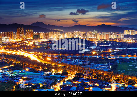 Il famoso skyline di Hong Kong Yuen Long downtown tramonto Foto Stock