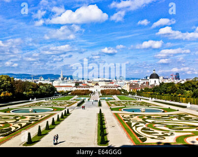 Una gran vista sui giardini e la città dal Belvedere superiore, il palazzo estivo del principe Eugenio di Savoia. Il principe Eugenio, un Foto Stock