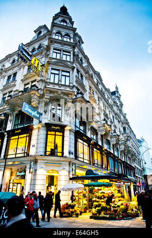 Graben Strasse al crepuscolo. La strada pedonale principale nella vecchia Vienna è il Graben. Foto Stock