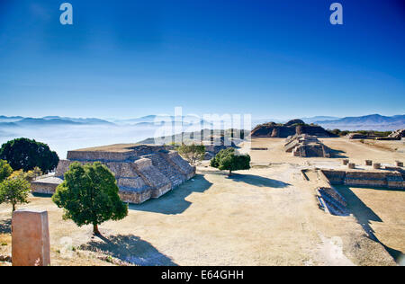 Monte Alban, Oaxaca, Messico all'alba. La grande pre-colombiano sito archeologico di Monte Alban contengono alcuni dei ealiest surv Foto Stock