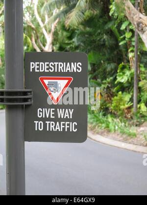 Pedoni dare modo di segno di traffico sulla macchina gratuitamente Hamilton Island, della Grande Barriera Corallina in Australia. Foto Stock