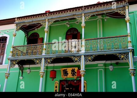 GEORGETOWN, MALAYSIA: un grazioso balcone in ferro battuto abbellisce la facciata anteriore del 1895 Pinang Peranakan Mansion Foto Stock