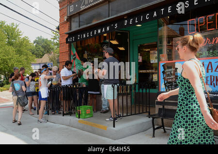 ANN Arbor, MI - 3 agosto: i clienti aspettano di entrare Zingerman's delicatessen in Ann Arbor, MI il 3 agosto 2014. Zingerman di co-o Foto Stock