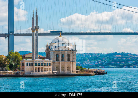 La Moschea Ortakoy sulle rive del Bosforo, con il ponte sul Bosforo in background. Foto Stock