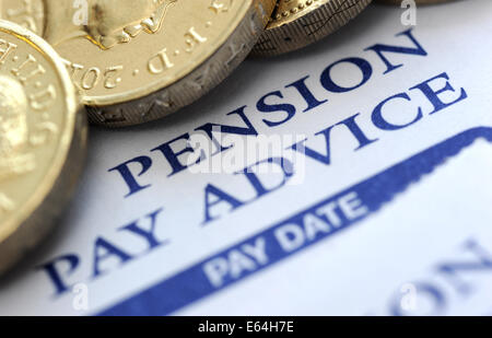 Pensione aziendale consulenza a pagamento con una libbra di monete re le pensioni ai pensionati reddito POT PENSIONE Previdenza risparmio di denaro contante REGNO UNITO Foto Stock