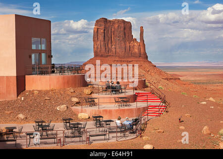 Turisti seduti su una terrazza all'aperto del View Hotel in Monument Valley Tribal Park. Arizona, Stati Uniti. Foto Stock