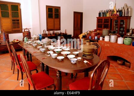 GEORGETOWN, MALAYSIA: il personale tavolo da pranzo nella grande cucina del 1895 Pinang Peranakan Mansion Museum Foto Stock