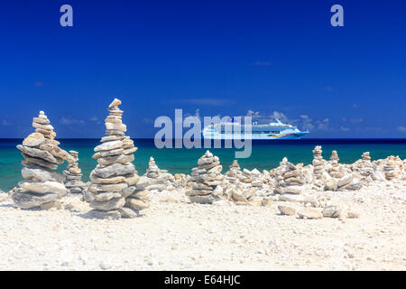 Gran Staffili Cay, Bahamas - MARZO 24, 2012: NCL nave norvegese di cielo dietro la spiaggia di Gran Staffili Cay, Bahamas 24 Marzo Foto Stock