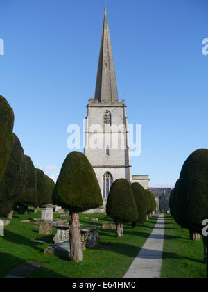 St Marys parrocchiale, famosa per i suoi alberi di yew. in Cotswolds village di painswick, gloucestershire,Inghilterra. Foto Stock
