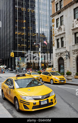 Medaglione giallo taxi a Manhattan. New York, Stati Uniti d'America. Foto Stock