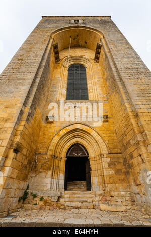 Impressionante vista dell'ingresso principale per la romanica chiesa fortificata di Saint Amand de Coly nella regione della Dordogne Foto Stock