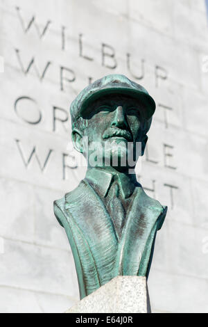 Busto di Orville Wright nella parte anteriore dei fratelli Wright monumento, Wright Brothers National Memorial, North Carolina, STATI UNITI D'AMERICA Foto Stock