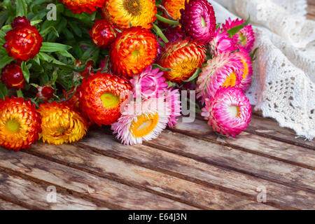 Bouquet di fiori eterni su tavola Foto Stock