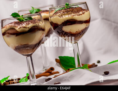 Dolce italiano tiramisù con caffè e cannella Foto Stock