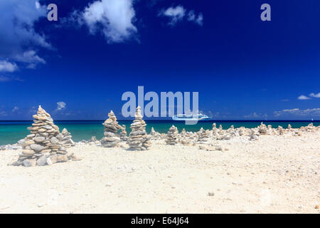 Gran Staffili Cay, Bahamas - MARZO 24, 2012: NCL nave norvegese di cielo dietro la spiaggia di Gran Staffili Cay, Bahamas 24 Marzo Foto Stock