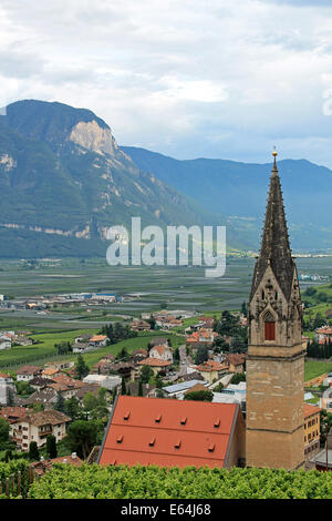 Vista del paese di Termeno - Termeno tra vigneti, Alto Adige - Sud Tirolo, Italia Foto Stock