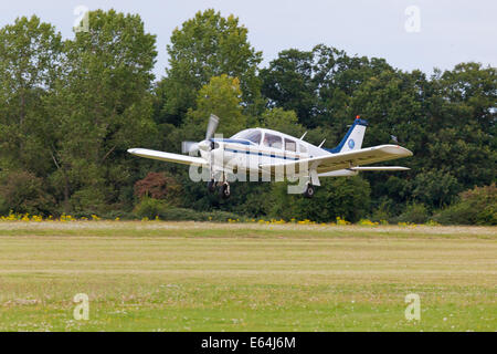 PIPER PA-28R-200 CHEROKEE luce freccia aeromobili in fase di decollo nel Regno Unito Foto Stock