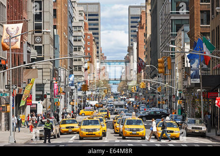 Medaglione giallo taxi fermo per dare modo al traffico pedonale nel centro di Manhattan. New York, Stati Uniti d'America. Foto Stock