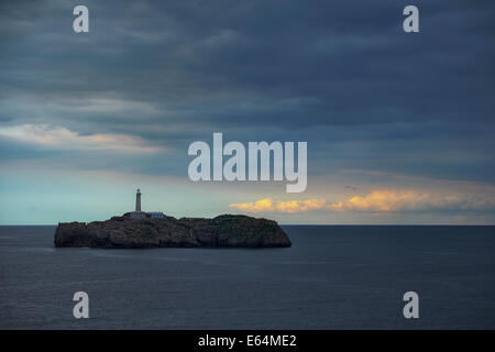 Mouro Island Lighthouse all ingresso della baia di Santander. Spagna. Foto Stock