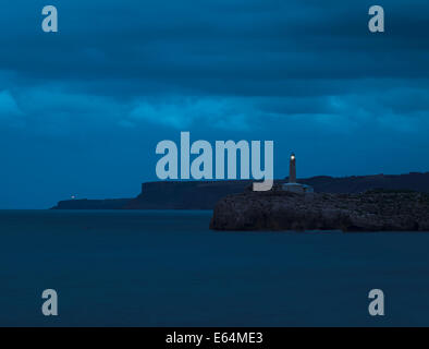 Mouro Island Lighthouse all ingresso della baia di Santander. Spagna. Foto Stock