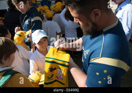 SYDNEY, Australia - 14 agosto 2014: Paddy Ryan firma autografi durante la Bledisloe Cup Giorno della ventola a Sydney. Il Wallaby giocare gli All Blacks nel Rugby Bledisloe Cup a ANZ Stadium di Sydney il 16 agosto 2014. Credito: MediaServicesAP/Alamy Live News Foto Stock