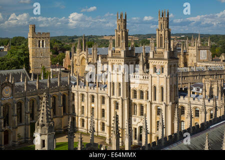 All Souls College e le molte guglie di Oxford University, Oxfordshire, Inghilterra Foto Stock