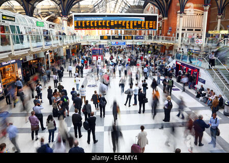 La folla in ora di punta alla stazione di Liverpool Street a Londra, Inghilterra Foto Stock