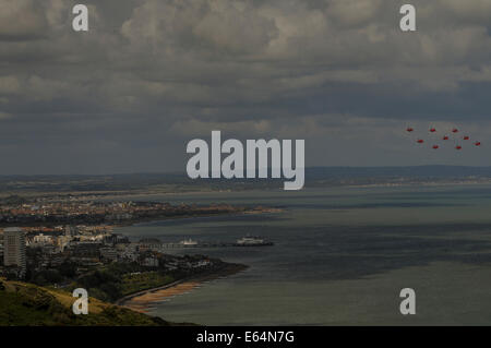 Eastbourne, East Sussex, Regno Unito. 14 Agosto 2014.Airbourne ottiene fuori ad un inizio sulla costa del Sussex. Un giorno blustery con nuvole e presto una pioggia torrenziale ha dato modo a luminoso incantesimi. Evidenziare dei battenti display era il Battle of Britain Memorial flight unite dalla Canadian Lancaster bombardiere, la Royal Air Force frecce rosse ha terminato la giornata con i loro abituali prestazioni lucidato, David Burr/Alamy Live News Foto Stock