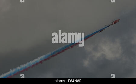 Eastbourne, East Sussex, Regno Unito. 14 Agosto 2014.Airbourne ottiene fuori ad un inizio sulla costa del Sussex. Un giorno blustery con nuvole e presto una pioggia torrenziale ha dato modo a luminoso incantesimi. Evidenziare dei battenti display era il Battle of Britain Memorial flight unite dalla Canadian Lancaster bombardiere, la Royal Air Force frecce rosse ha terminato la giornata con i loro abituali prestazioni lucidato, David Burr/Alamy Live News Foto Stock