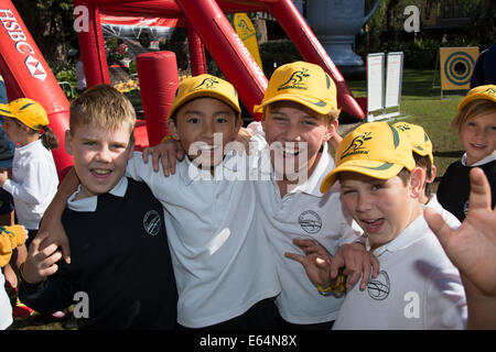 SYDNEY, Australia - 14 agosto 2014: Bondi scuola pubblica studenti hanno ottenuto una opportunità unica per incontrare alcuni Wallaby giocatori di Sydney. Il Wallaby giocare gli All Blacks nel Rugby Bledisloe Cup a ANZ Stadium di Sydney il 16 agosto 2014. Credito: MediaServicesAP/Alamy Live News Foto Stock