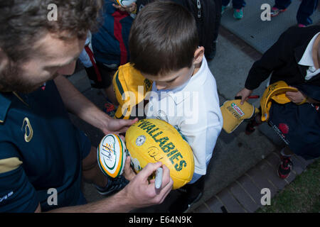 SYDNEY, Australia - 14 agosto 2014: Paddy Ryan firma autografi durante la Bledisloe Cup Giorno della ventola a Sydney. Il Wallaby giocare gli All Blacks nel Rugby Bledisloe Cup a ANZ Stadium di Sydney il 16 agosto 2014. Credito: MediaServicesAP/Alamy Live News Foto Stock