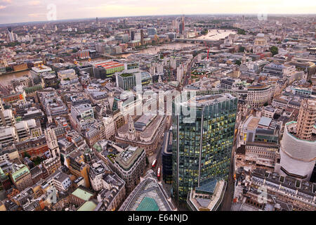 Vista generale degli edifici della città skyline al tramonto a Londra in Inghilterra Foto Stock