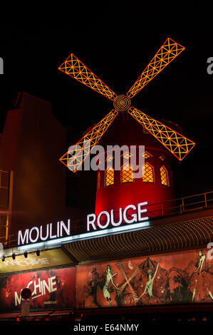 Il Moulin Rouge di notte a Parigi, Francia Foto Stock