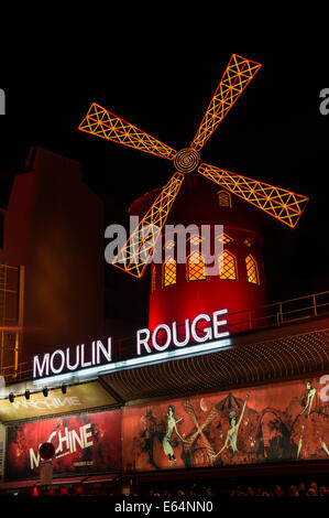 Il Moulin Rouge di notte a Parigi, Francia Foto Stock