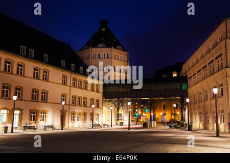 Vista del potere giudiziario città in Lussemburgo di notte Foto Stock