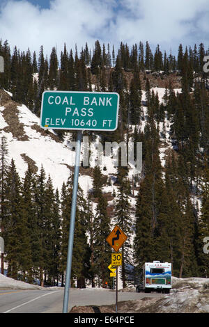 RV al vertice di carbone Bank Pass (10,640 ft./3243 m), US 550, San Juan Skyway, Colorado, STATI UNITI D'AMERICA Foto Stock