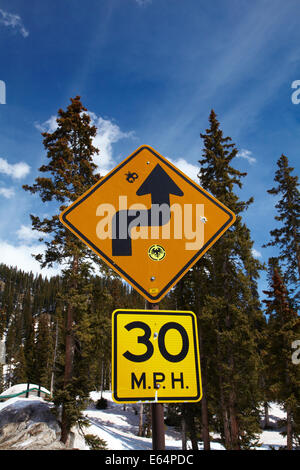 Cartello stradale a carbone Bank Pass (10,640 ft./3243 m), US 550, San Juan Skyway, Colorado, STATI UNITI D'AMERICA Foto Stock