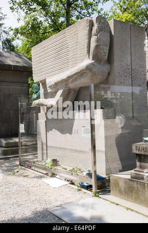 Tomba monumento scultura statua di Oscar Wilde nel cimitero di Pere Lachaise di Parigi, Francia Foto Stock