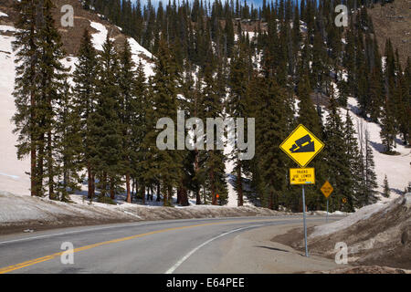 Salita ripida firmare al vertice di carbone Bank Pass (10,640 ft./3243 m), US 550, San Juan Skyway, Colorado, STATI UNITI D'AMERICA Foto Stock