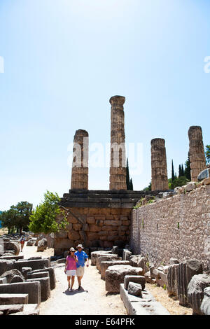 I turisti al Tempio di Apollo a Delfi Foto Stock