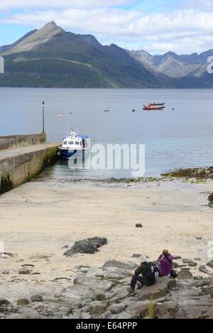 Vista spettacolare delle montagne di Cullin su Skye dal molo di Elgol, Scozia, Regno Unito, Europa Foto Stock